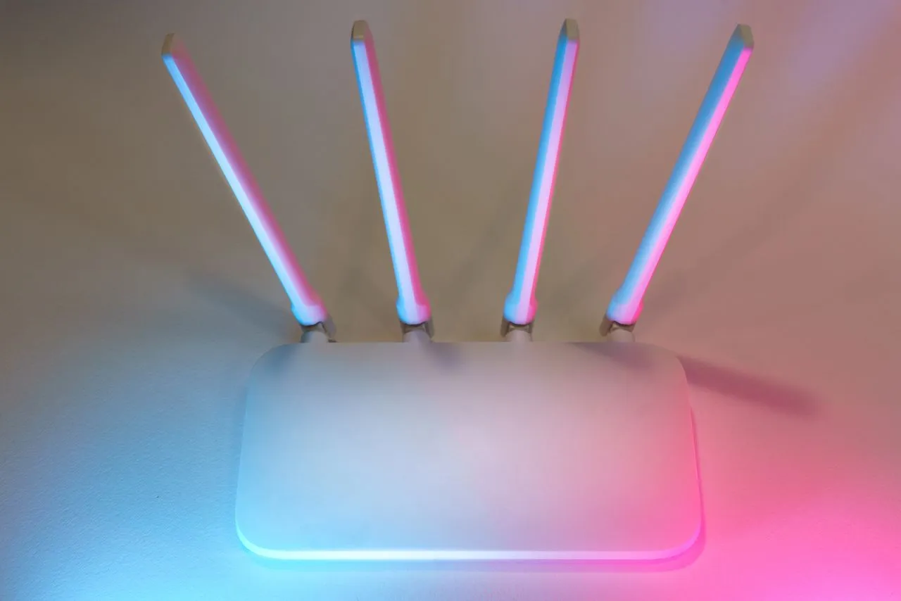 Mesh-nod och router på tv-bänk i vardagsrum